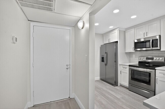 Building Photo - 4 Royal Palm Way
