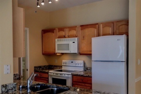 Granite Counters - 12873 Tradd St