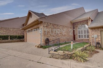 Building Photo - 2122 Clear Lake Rd