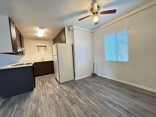 Building Photo - VERY ROOM 1 BEDROOM 1 BATH