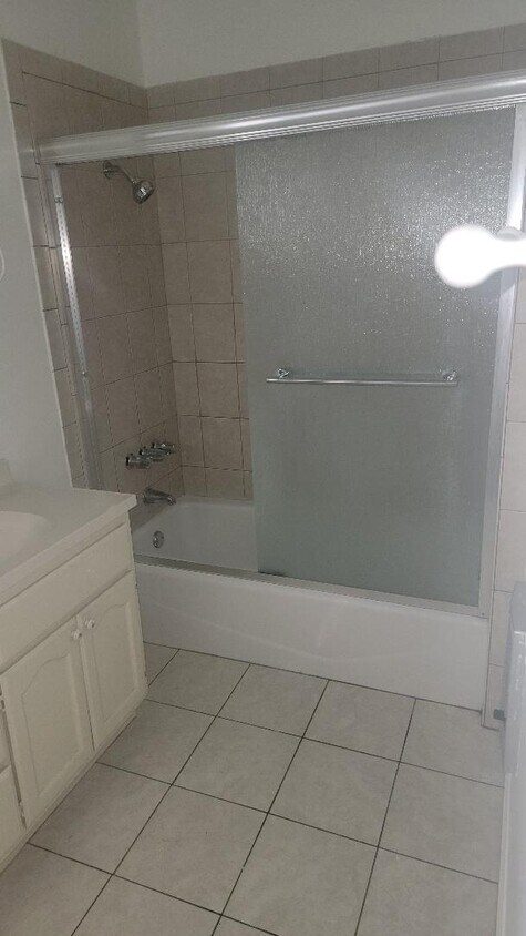 Foto del edificio - 4465 W 129th St