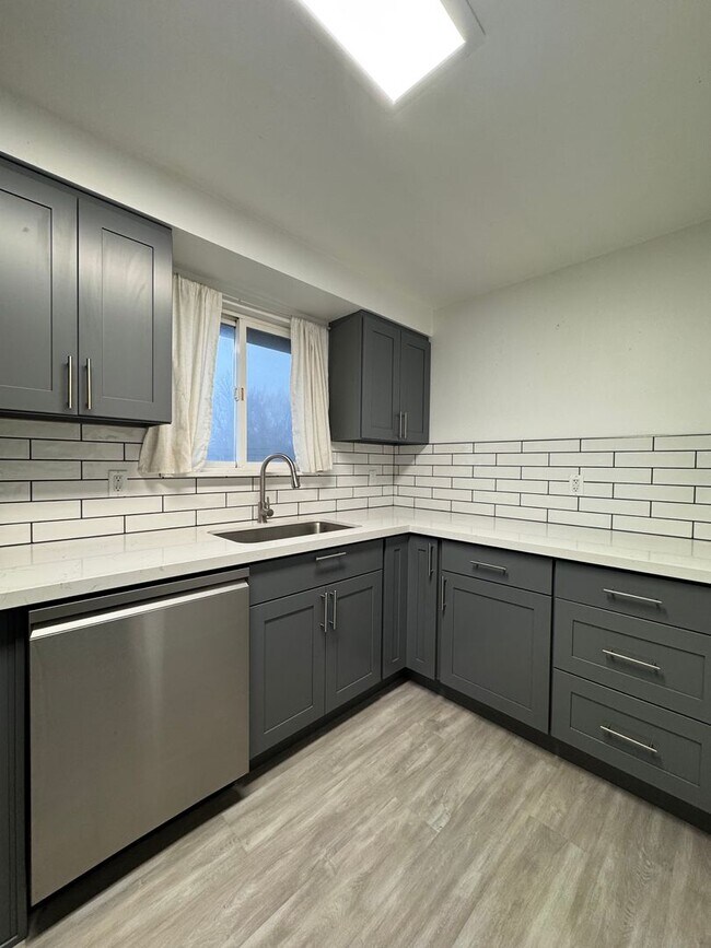 Foto del edificio - Spacious 4-Bedroom Home with Garage & Fenced Yard