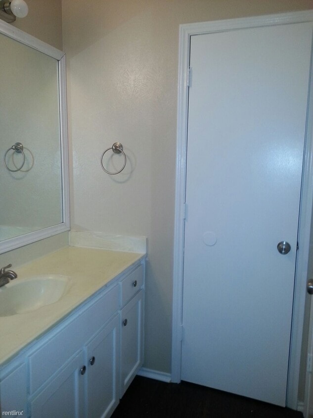 Building Photo - 2 br, 2 bath 4plex - 111 Peachtree Court B