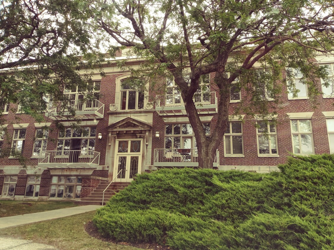 Primary Photo - 1000 2nd St