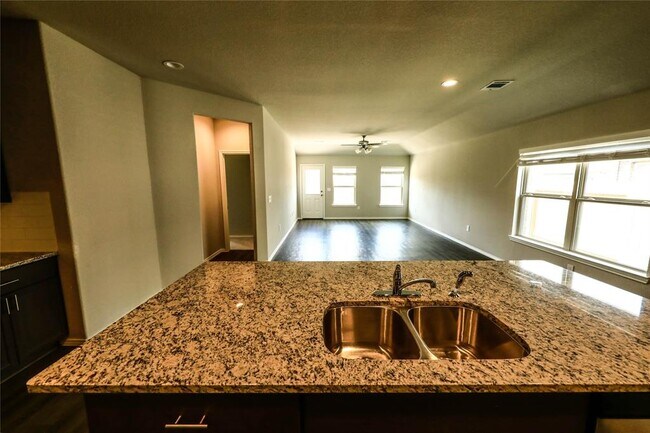 Foto del edificio - 21026 Wenze Ln
