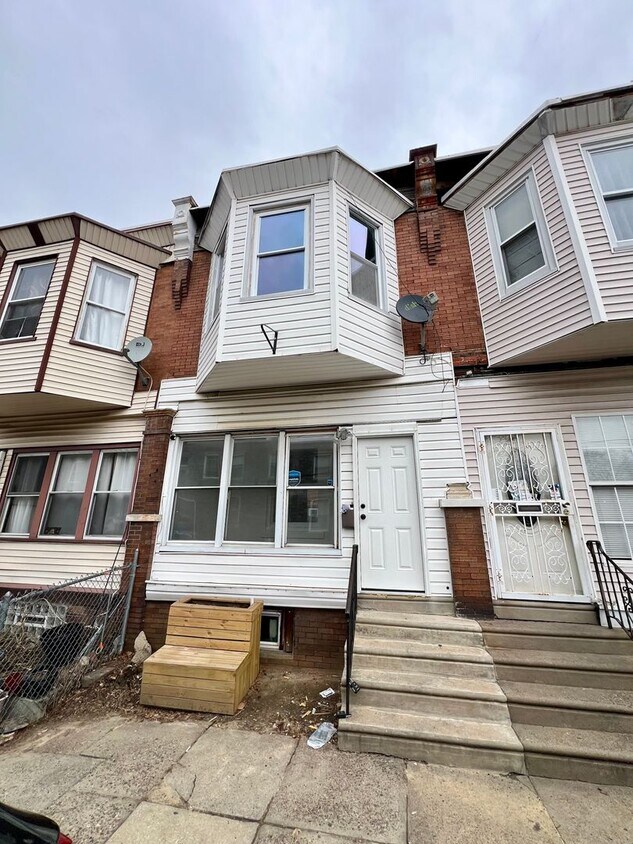 Primary Photo - Newly Renovated 3-Bedroom Townhouse in Elm...