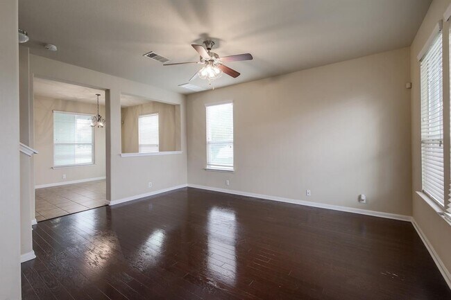 Building Photo - 939 Alamo Plaza Dr