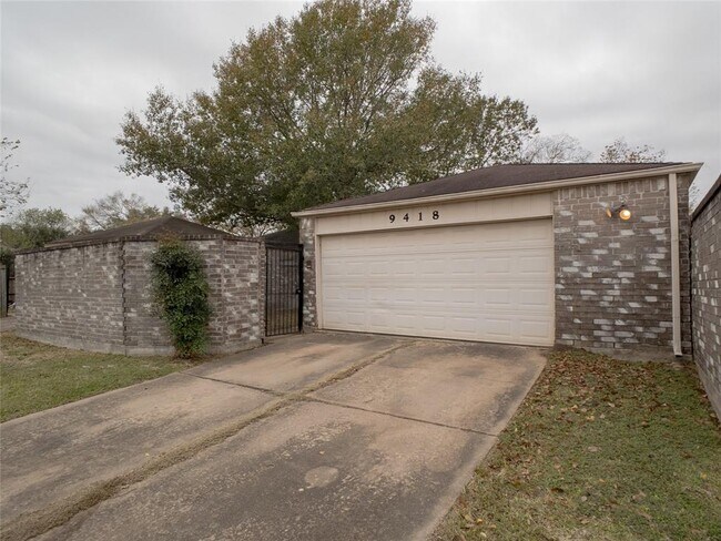Building Photo - 9418 Riverside Lodge Dr