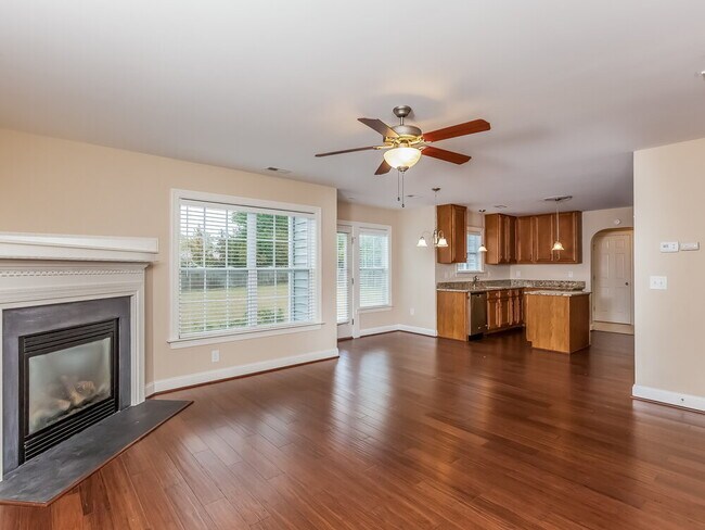 Foto del edificio - 601 Monterey Pine Dr