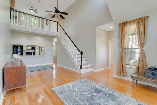 Building Photo - Charming 2 Bed 2 Bath Home on Historic Rus...