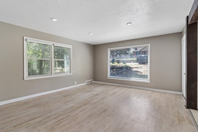 Building Photo - Ready July 1