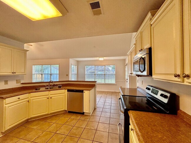Building Photo - Discover this 4 bedroom 2 bath home for re...