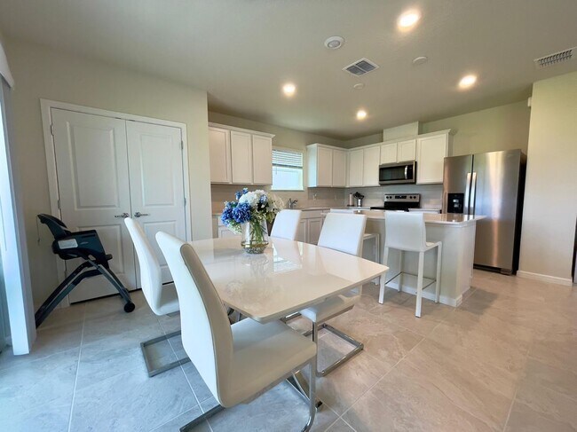 Foto del edificio - 2143 Charming Ave