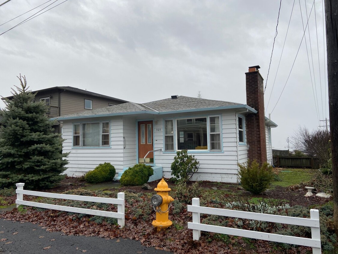 Foto principal - Cute 2 bedroom 2 bath home in White Salmon