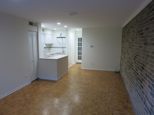 Great Room - 636 W Buckingham Pl