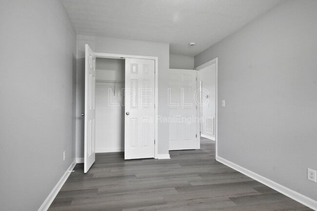 Foto del edificio - 300 Keeneland Dr