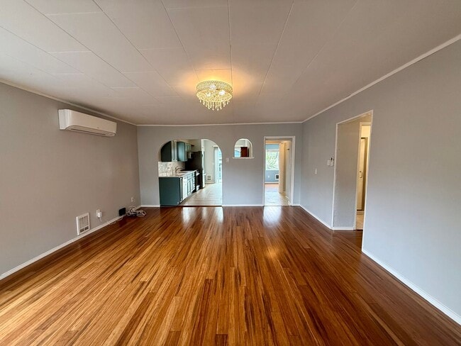 Building Photo - White Center Home