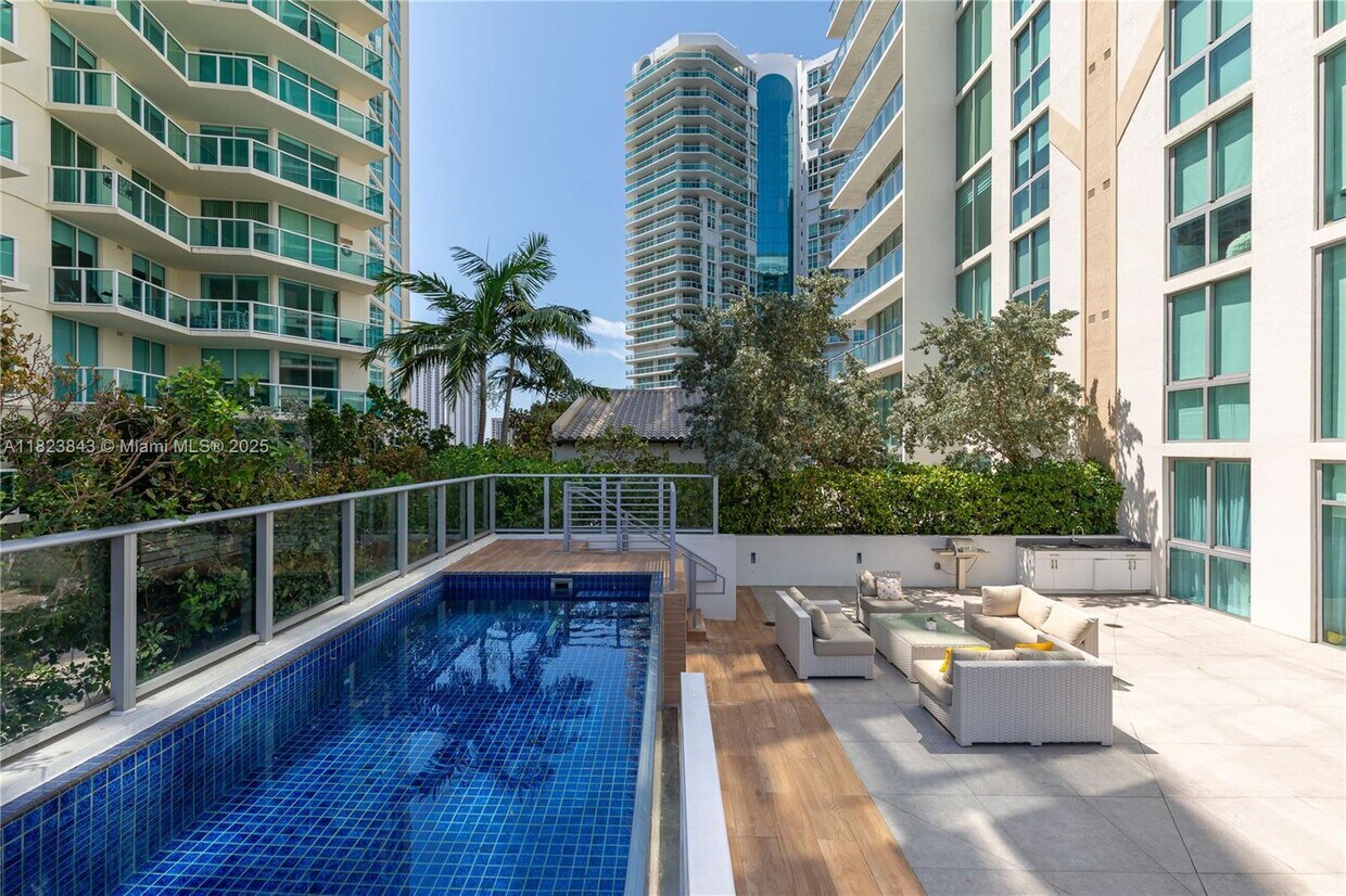 Foto principal - 300 Sunny Isles Blvd