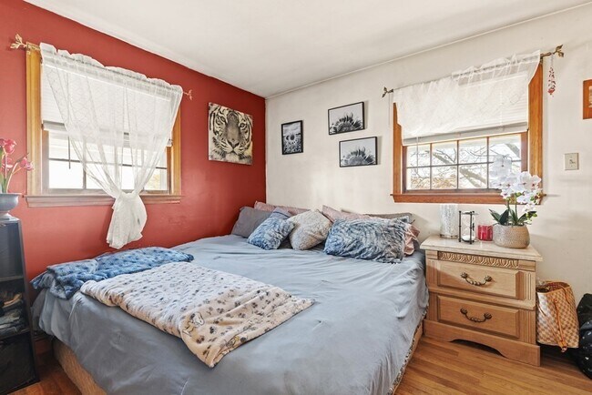 Building Photo - 4 Saxonia Ave