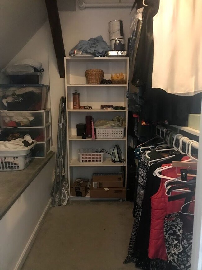 Building Photo - 1 Bedroom/ 1 Bath Apartment