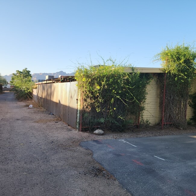 Building Photo - 3001 E Blacklidge Dr