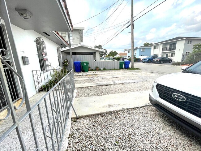 Foto del edificio - 728 NW 22nd Ct