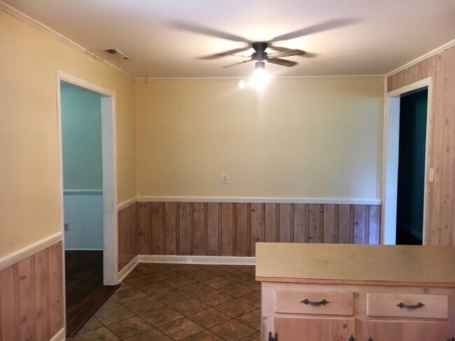Foto del edificio - Cottage style brick ranch home, carport, f...