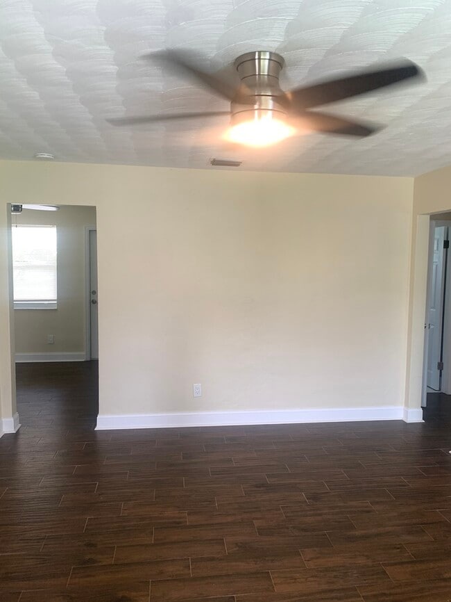 Building Photo - REMODELED 2 BR, 1 BATH 1 CAR GARAGE !