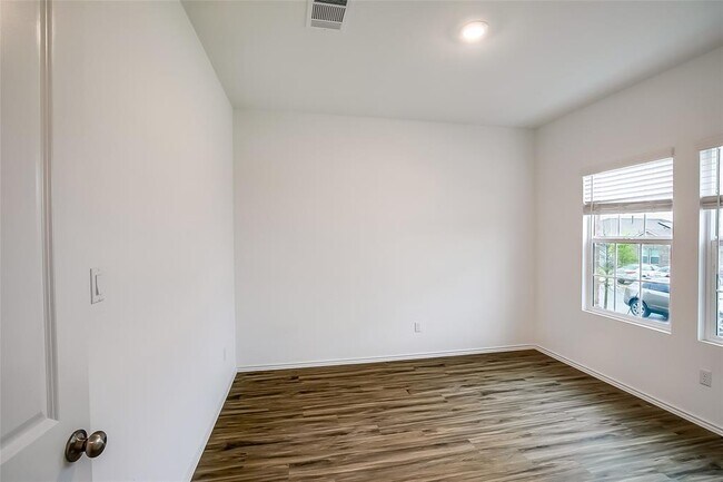 Building Photo - 1024 Bluewood Bend
