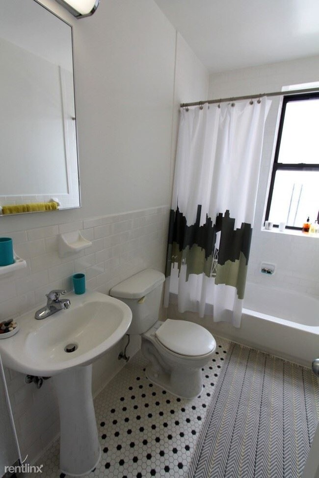 Foto del edificio - 320 Sterling St