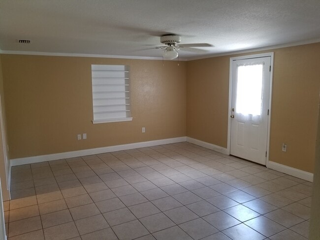 Building Photo - ~3/1~Sherman Ave~Cute home with fenced bac...