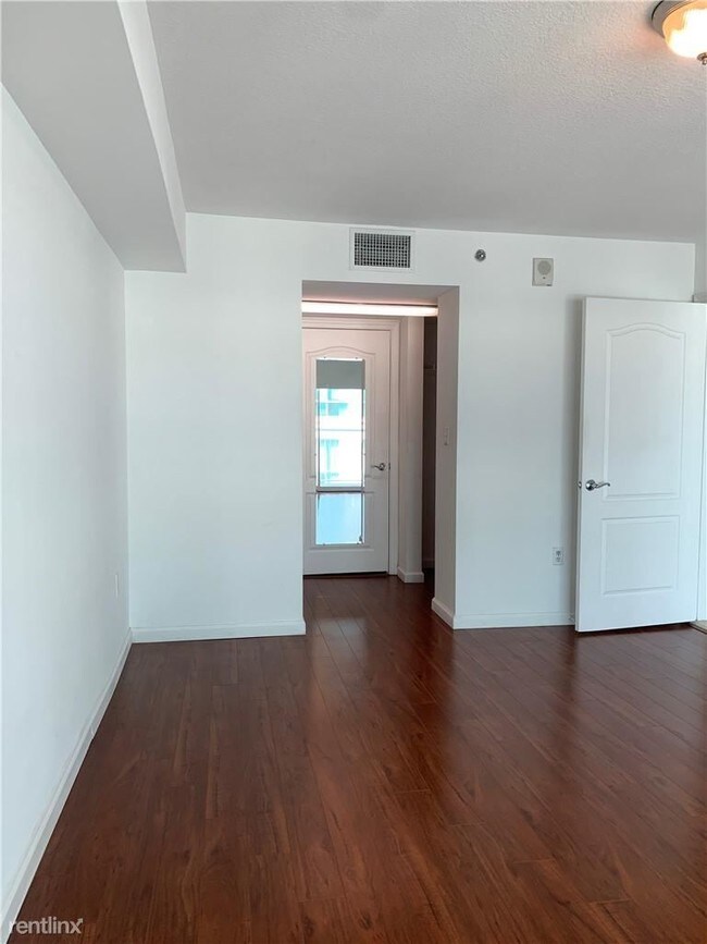 Building Photo - 1 br, 1 bath  - The Club At Brickell Bayplaza