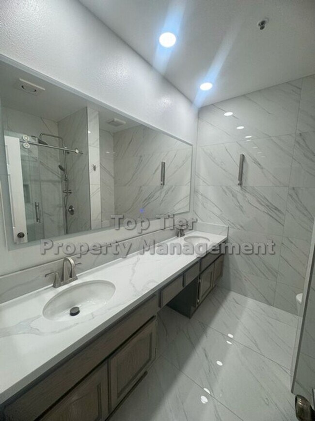 Foto del edificio - Upgraded Top-Floor 2 bed/ 2 bath with Pool...