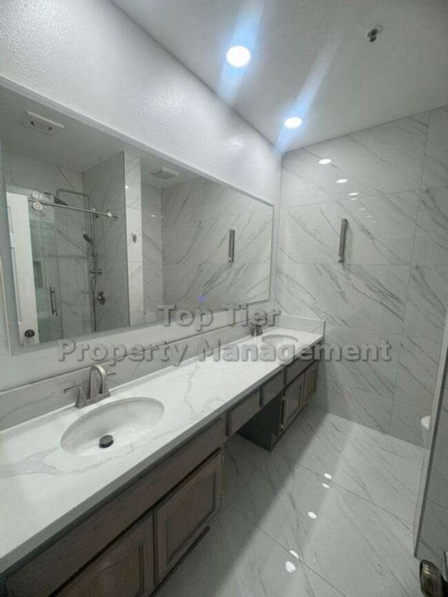 Building Photo - Upgraded Top-Floor 2 bed/ 2 bath with Pool...
