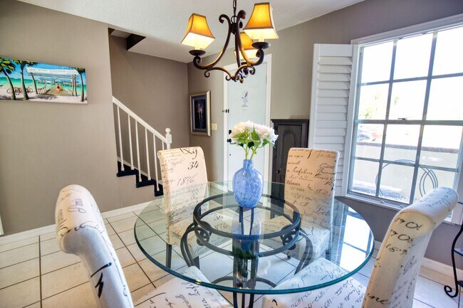 Building Photo - Seasonal Short-Term Townhouse on Venice Is...
