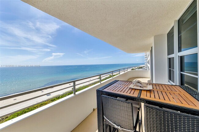 Foto del edificio - 5555 Collins Ave