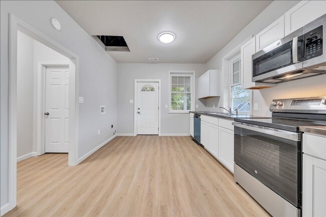 Building Photo - Updated 2 bedroom 1 bath with all new appl...