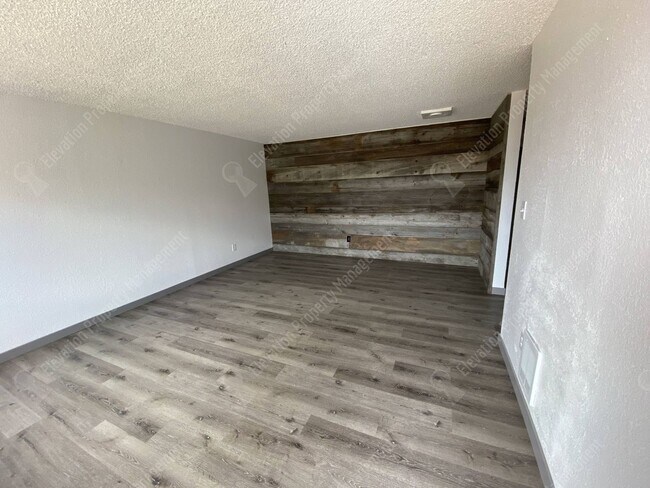 Foto del edificio - Centrally Located 2 BR - 1 BA Duplex w/ AC!