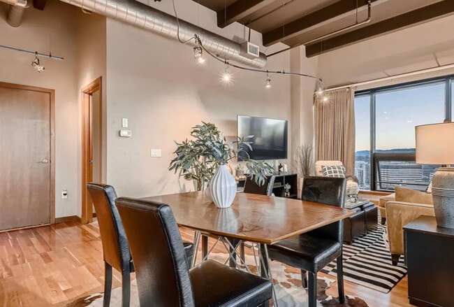 Foto del edificio - 100 Park Ave W