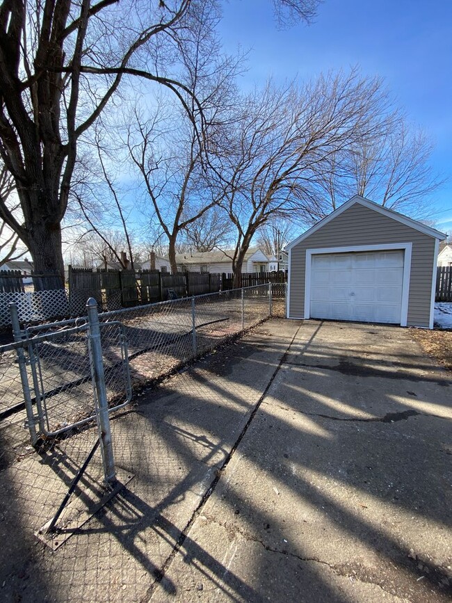 Building Photo - Cozy 1 Bedroom for Rent - Fenced in Yard a...