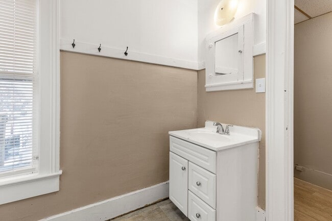 Building Photo - 117 W Division St