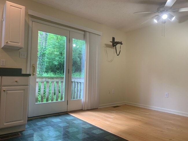 Building Photo - 2 Bedroom, 2.5 Bath Townhouse near Med Center - Available 08/05/26