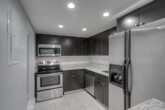 Building Photo - 303 Racquet Club Rd