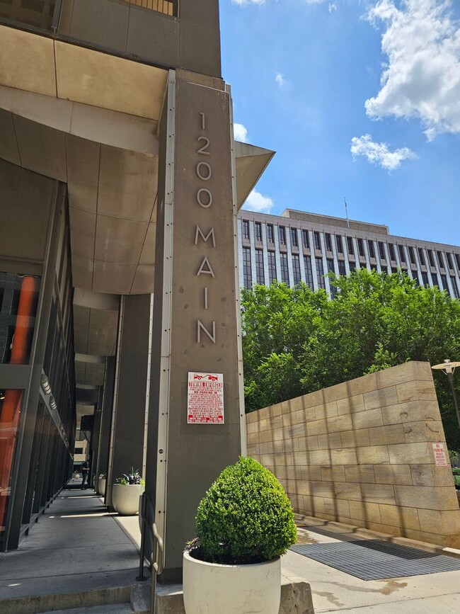 Foto del edificio - Downtown condo with roof top pool & concie...