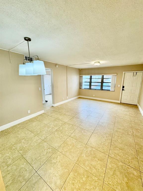 Building Photo - 10008 Twin Lakes Dr