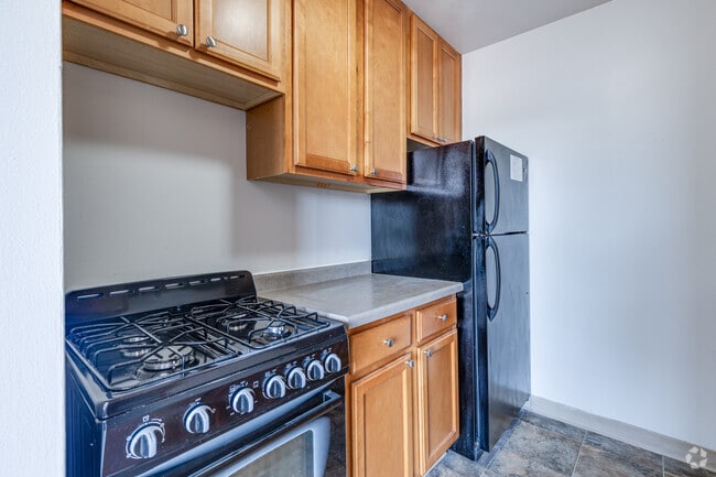1BR, 1BA - 600SF - Kitchen - Groveland Terrace