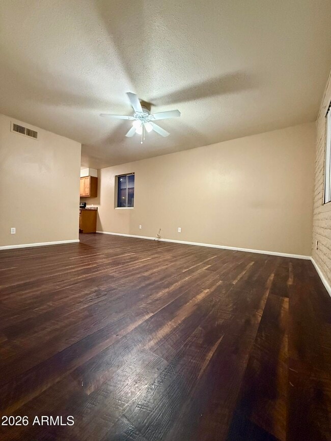 Foto del edificio - 825 E 5th St