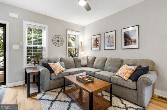 Foto del edificio - 2427 E Boston St