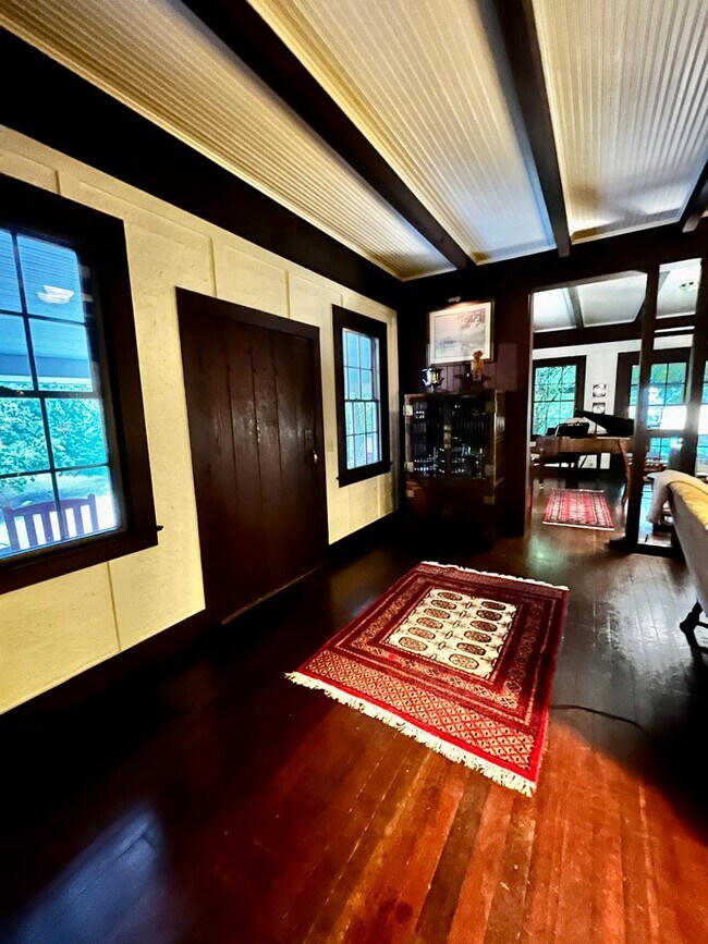 Foto del edificio - 4 Bedroom Historical Home on 2 Acres Near Seattle/Bainbridge Ferry