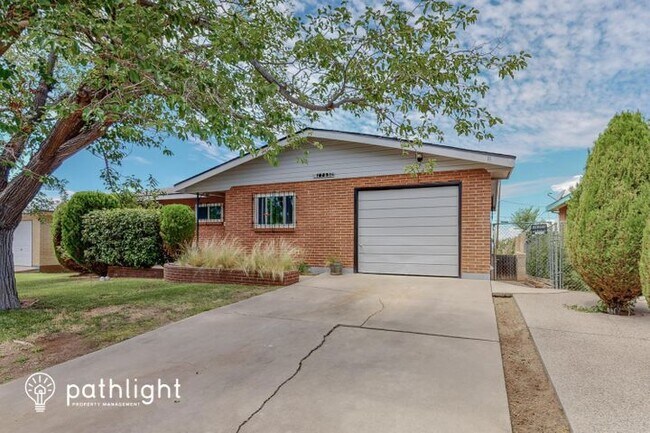 Building Photo - 1705 Cornell Dr SE